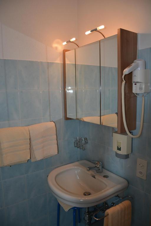 Hotel Dischma - Free Bus And Train Ticket Paradiso Ruang foto