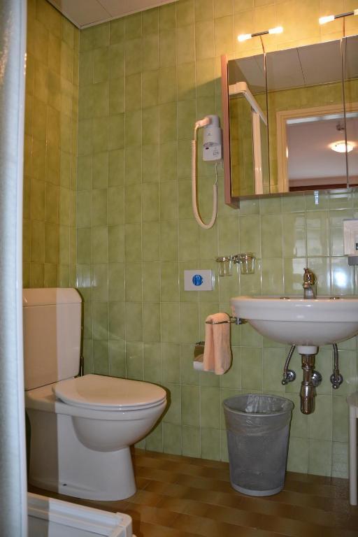 Hotel Dischma - Free Bus And Train Ticket Paradiso Ruang foto